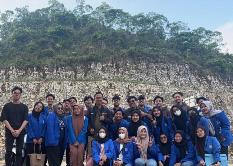 Mahasiswa UII usai keliling posko, foto bersama DPL.