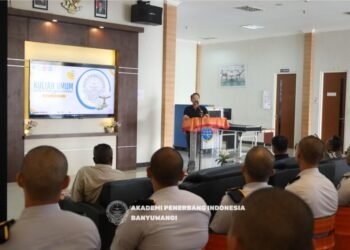 Capt. Bobby R. Mamahit bersama Mahasiswa/i API Banyuwangi (Foto: Humas API Banyuwangi)