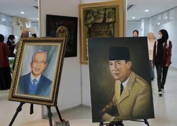 Suasana pameran lukisan LSBO di Selasar Gagas lantai satu gedung Universitas Muhammadiyah Bandung (Foto: Feri/UM Bandung).***