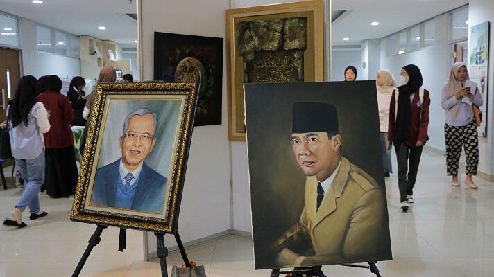 Suasana pameran lukisan LSBO di Selasar Gagas lantai satu gedung Universitas Muhammadiyah Bandung (Foto: Feri/UM Bandung).***