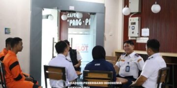 Sharing session bersama siswa dari AirNav Indonesia & Polisi Udara (Foto: Humas API Banyuwangi)