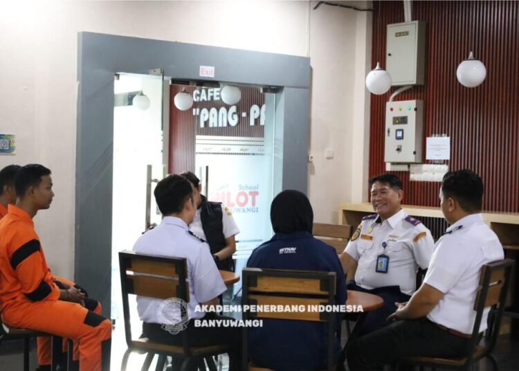 Sharing session bersama siswa dari AirNav Indonesia & Polisi Udara (Foto: Humas API Banyuwangi)
