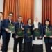 Pipit Haryani (ketiga dari kanan) bersama teman-teman usai Yudisium