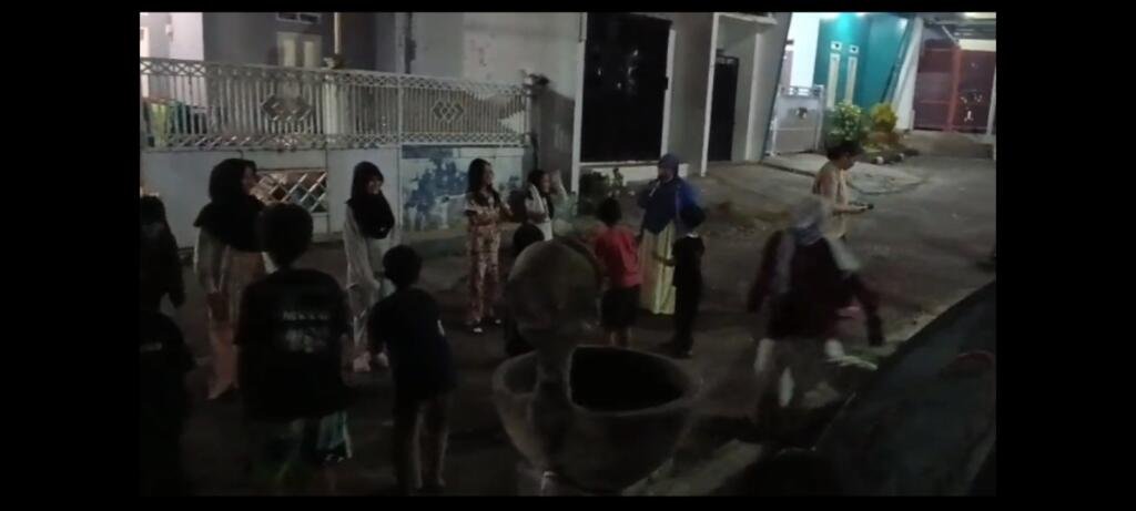 Anak-anak bermain game mengisi kegiatan di lokasi kemping 