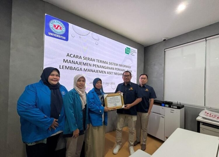 Mahasiswi Universitas Bina Sarana Informatika Serahkan Aplikasi SIMPEL ke LMAN: Dorong Digitalisasi Penanganan Perkara Hukum 1 Serah terima Aplikasi Simpel oleh Mahasiswa Bina Sarana Informatika Kepada LMAN