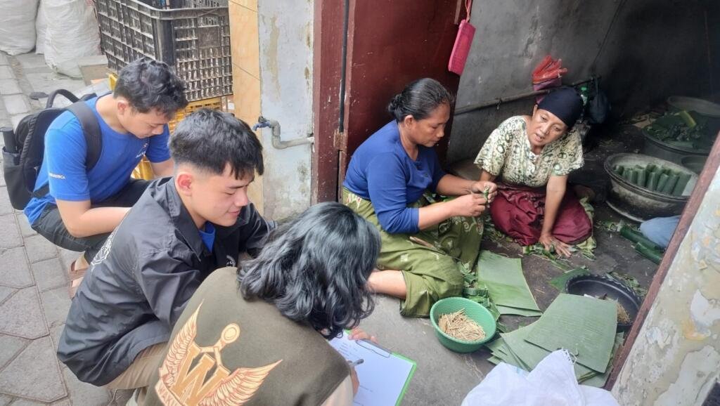 Kembangkan Potensi Kampung Lontongku Surabaya, Mahasiswa Beasiswa BCA ITS Hadirkan Inovasi dan Semangat Baru di Kampung Lontongku Lewat Program “Bukti Bakti” 10 WhatsApp Image 2025 07 03 at 14.16.52 057788dc scaled 1