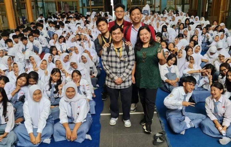 Mahasiswa Fakultas Hukum Universitas Muhammadiyah Malang (UMM) yang terdiri dari Faza Asriel Athallah, Permana Brahmana Putra, Muhammad Afif Wibowo, Nandito Dimetry Irzaki, dan Achmad Yusril Abdillah, di bawah bimbingan Dosen Pembimbing Lapangan (DPL) Daisy Pangalila, S.Th., melaksanakan kegiatan sosialisasi dan pendidikan hukum di SMK Negeri 1 Kota Batu. Kegiatan ini bekerja sama dengan LBH APIK dan mengangkat isu krusial: pencegahan seks bebas dan bullying di kalangan remaja. Sosialisasi dan pendidikan merupakan dua pendekatan penting dalam membentuk kesadaran hukum serta karakter siswa. Kegiatan ini bertujuan menanamkan nilai moral, empati, dan tanggung jawab sosial, serta memberikan pemahaman terkait risiko dari perilaku menyimpang. Hal ini sejalan dengan amanat Undang-Undang Nomor 23 Tahun 2002 jo. UU Nomor 35 Tahun 2014 tentang Perlindungan Anak, serta Undang-Undang Nomor 12 Tahun 2022 tentang Tindak Pidana Kekerasan Seksual (UU TPKS), yang mendorong pencegahan melalui pendidikan dan partisipasi masyarakat. Sosialisasi berfungsi sebagai proses pencegahan dini melalui internalisasi nilai dan norma sosial. Melalui diskusi interaktif dan simulasi kasus, siswa dibimbing untuk memahami pentingnya menghargai batasan pribadi dan menghindari kekerasan. Sekolah menjadi tempat strategis dalam mengimplementasikan nilai ini, terutama melalui pelajaran seperti Pendidikan Pancasila, Pendidikan Agama, dan Bimbingan Konseling. Di sisi lain, pendidikan formal di sekolah juga memegang peran penting dalam membekali remaja dengan pemahaman tentang tubuh, relasi sehat, dan risiko seks bebas. Kurikulum yang sensitif usia dan budaya, serta integrasi pendidikan karakter, membantu siswa mengembangkan empati, kemampuan mengambil keputusan, dan ketahanan moral. Peran guru sangat vital dalam pencegahan. Selain menyampaikan materi ajar, guru juga menjadi teladan dalam bersikap dan berinteraksi. Keteladanan guru menciptakan lingkungan yang aman, memungkinkan siswa terbuka dalam menyampaikan permasalahan, termasuk yang berkaitan dengan seksualitas atau perundungan. Sementara itu, orang tua memiliki peran sebagai pendidik pertama dalam keluarga. Pendidikan seksual sejak dini yang dilakukan secara jujur dan terbuka akan membantu anak mengenal tubuhnya, memahami risiko, dan menjaga harga diri. Lingkungan keluarga yang empatik dan komunikatif mencegah anak menjadi pelaku atau korban bullying. Di era digital, pengawasan orang tua terhadap aktivitas daring anak menjadi penting untuk mencegah paparan konten negatif dan relasi tidak sehat. Kolaborasi antara guru dan orang tua menjadi kunci dalam membentuk ekosistem yang mendukung tumbuh kembang anak secara utuh. Komunikasi aktif melalui forum wali murid dan pelatihan parenting menciptakan keselarasan nilai dan pendekatan antara rumah dan sekolah. Dengan kegiatan ini, mahasiswa FH UMM dan LBH APIK berharap dapat membangun kesadaran hukum sejak dini pada siswa, serta mendorong terciptanya lingkungan pendidikan yang aman, berdaya, dan bebas dari kekerasan serta perilaku menyimpang.