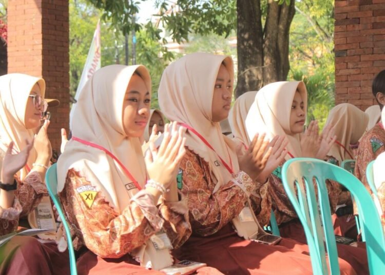 "Traveling Vintage" Gelombang Pertama Digelar: 60 Pelajar SMA Nganjuk Jelajahi Jejak Sejarah Leluhur 1 WhatsApp Image 2025 07 12 at 13.51.38