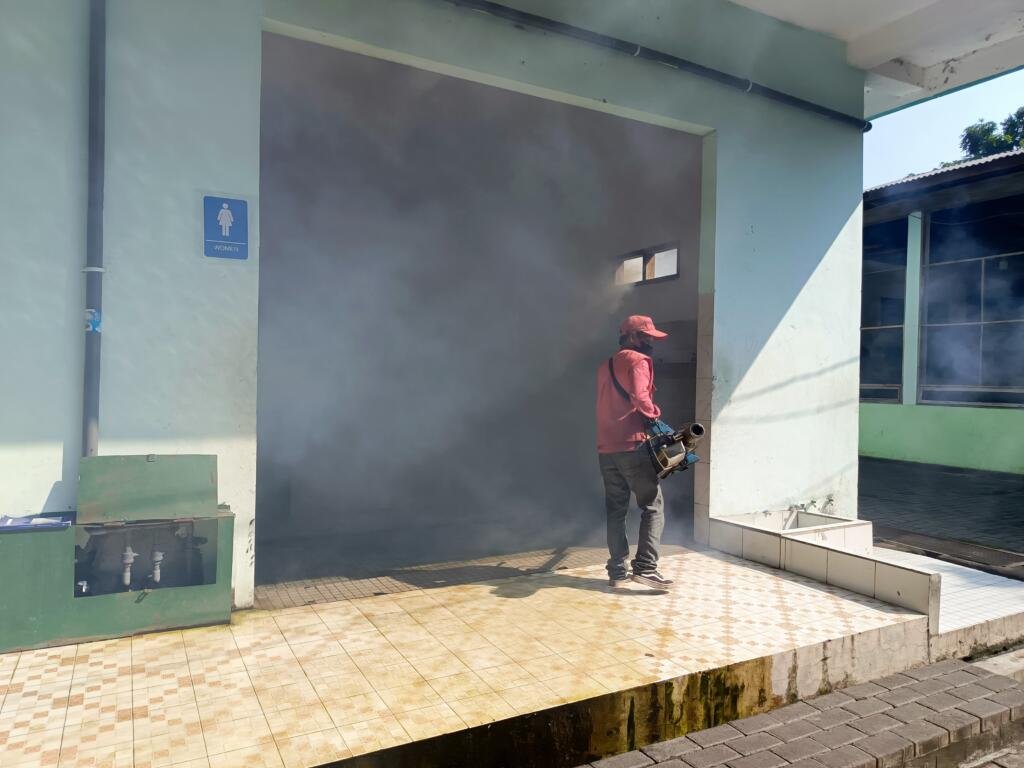 Fogging di Pondok Pesantren Al Mashduqiah : Upaya Cegah Demam Berdarah dan Ciptakan Lingkungan Sehat 2 Pelaksanaan Fogging di area kamar mandi