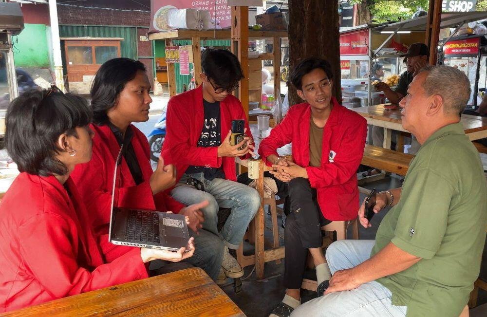 Mahasiswa dari Universitas Mercu Buana Tingkatkan Kapasitas Digital UMKM Soto Lucy 2 WhatsApp Image 2025 07 15 at 16.37.56