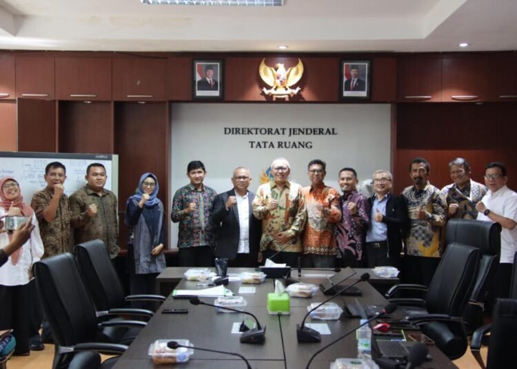 Kolaborasi Proyek RIMBA, Kementerian ATR/BPN Gandeng Tiga Universitas Dorong Tata Ruang Hijau Inklusif 1 WhatsApp Image 2025 07 17 at 17.36.04 1