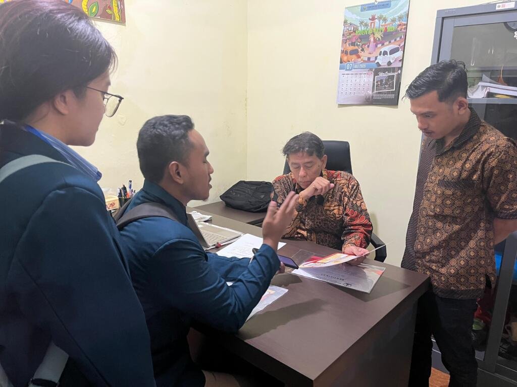 Edukasi Usaha Lokal Melalui TTG Infografis dan Videografis Berbasis KBLI 2020 di Kelurahan Mergosono oleh Mahasiswa PKM-T Kelurahan CANTIK Departemen Statistika FMIPA Universitas Brawijaya 2 WhatsApp Image 2025 07 18 at 11.32.47 cbb347d7