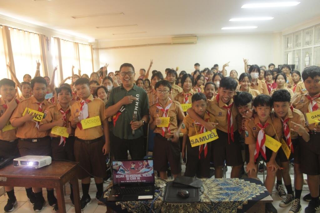 Talkshow "Etika Bermedia Sosial di Era AI" Warnai Studium Generale MPLS SMP Santo Yosef Tarakanita Surabaya 4 WhatsApp Image 2025 07 18 at 19.36.31 3