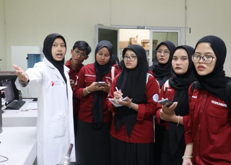 Kunjungan Edukatif ke Laboratorium Fisika Material BRIN Serpong: Mengenal Beragam Alat Praktikum, Salah Satunya X-Ray Diffraction (XRD) 1 WhatsApp Image 2025 07 20 at 02.40.43 1