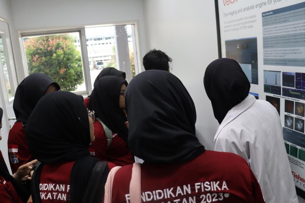 Kunjungan Edukatif ke Laboratorium Fisika Material BRIN Serpong: Mengenal Beragam Alat Praktikum, Salah Satunya X-Ray Diffraction (XRD) 2 WhatsApp Image 2025 07 20 at 02.40.44