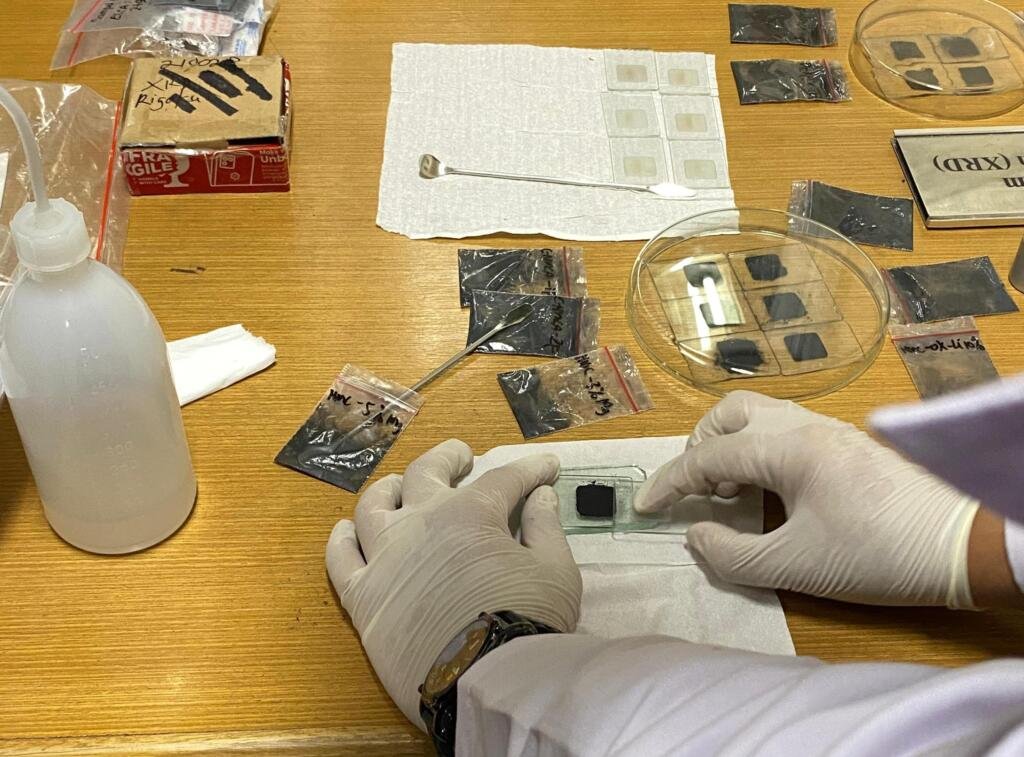 Kunjungan Edukatif ke Laboratorium Fisika Material BRIN Serpong: Mengenal Beragam Alat Praktikum, Salah Satunya X-Ray Diffraction (XRD) 4 WhatsApp Image 2025 07 20 at 09.54.49 1