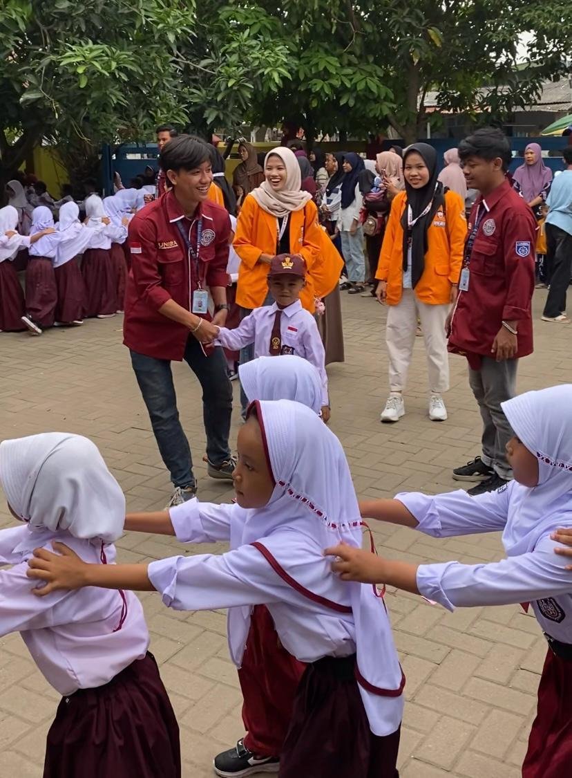 Mahasiswa KKM Kelompok 04 UNIBA Turut Sukseskan Kegiatan MPLS di SDN Padek 2 di Kelurahan Banten 4 WhatsApp Image 2025 07 21 at 14.14.43 e4f03df8