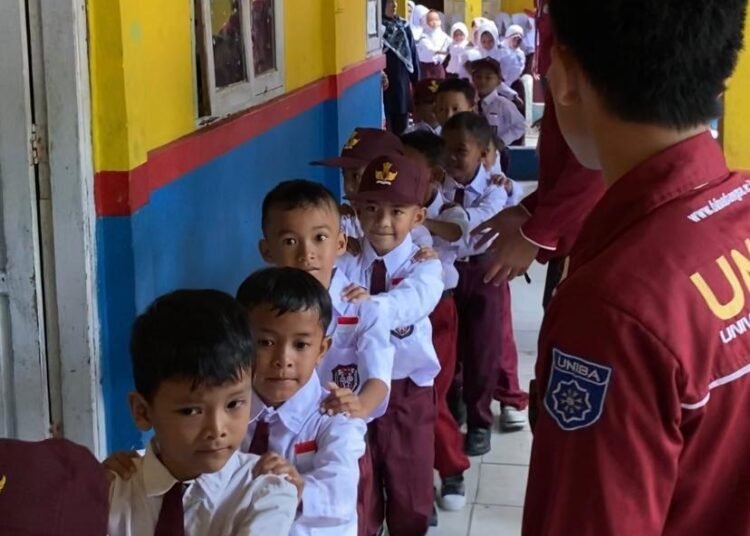 Mahasiswa KKM Kelompok 04 UNIBA Turut Sukseskan Kegiatan MPLS di SDN Padek 2 di Kelurahan Banten 1 WhatsApp Image 2025 07 21 at 14.14.44 f9baa3c7