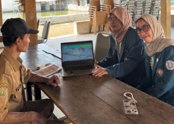 Foto bersama Pak Khusaeni sebagai lurah di Desa Blacanan 