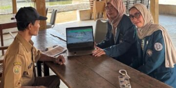 Foto bersama Pak Khusaeni sebagai lurah di Desa Blacanan 