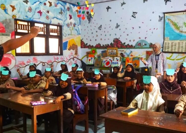 Mahasiswa KKN Untidar berkolaborasi dengan BKMK, Gelar Kegiatan Pengabdian Masyarakat, Mahasiswa Mengajar di SD N 1 Panjer 1 Mahasiswa melakukan kegiatan belajar mengajar di SD N 1 Panjer