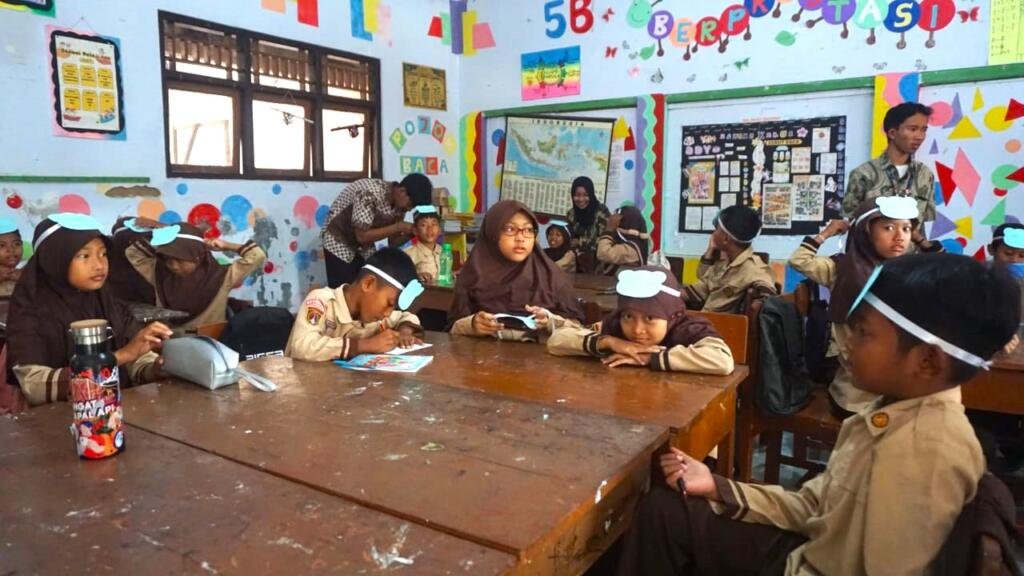 Mahasiswa KKN Untidar berkolaborasi dengan BKMK, Gelar Kegiatan Pengabdian Masyarakat, Mahasiswa Mengajar di SD N 1 Panjer 2 WhatsApp Image 2025 07 25 at 14.26.02 edited