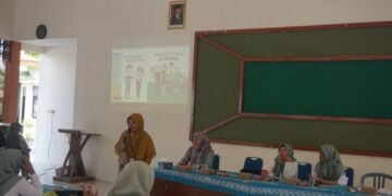 Sosialisasi pencegahan stunting dengan penyampaian materi oleh puskesmas 1 kebumen