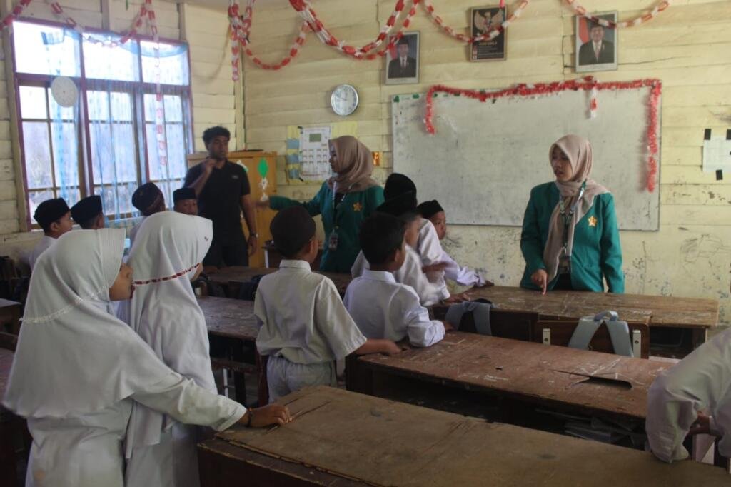 Perluas Jangkauan, Tim KKN USK Hadirkan Program Literasi di MIN 10 Bener Meriah 3 WhatsApp Image 2025 07 26 at 23.14.36