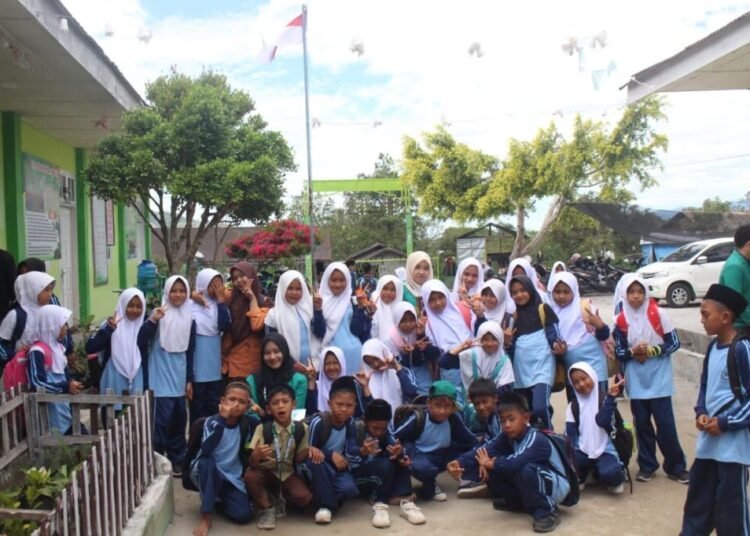 Perluas Jangkauan, Tim KKN USK Hadirkan Program Literasi di MIN 10 Bener Meriah 1 WhatsApp Image 2025 07 26 at 23.14.39