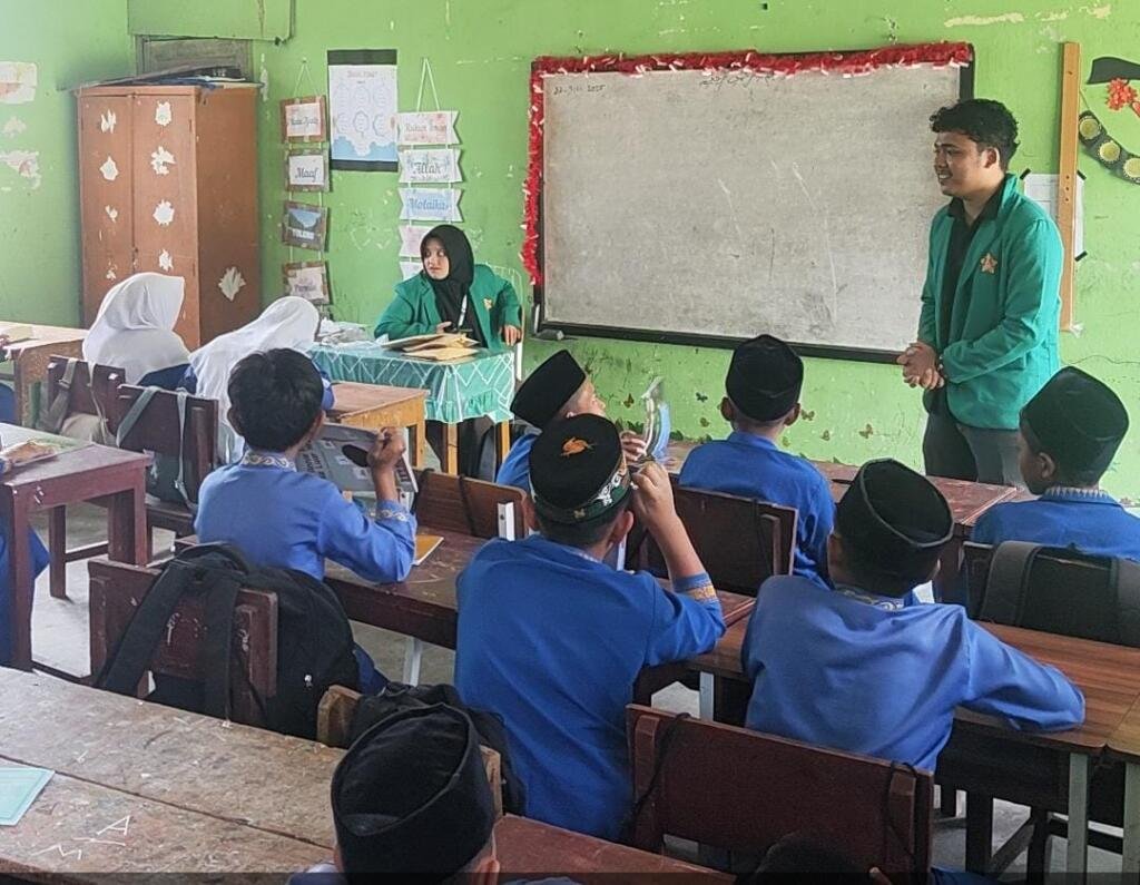 Perluas Jangkauan, Tim KKN USK Hadirkan Program Literasi di MIN 10 Bener Meriah 5 WhatsApp Image 2025 07 26 at 23.21.18