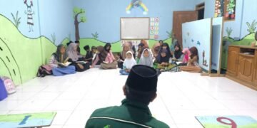 Foto pemateri KKN sedang memberikan pelatihan