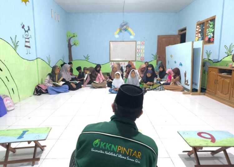 KKN Kelompok 37 UNUGIRI Gelar Pelatihan MTQ di Desa Malingmati 1 Foto pemateri KKN sedang memberikan pelatihan