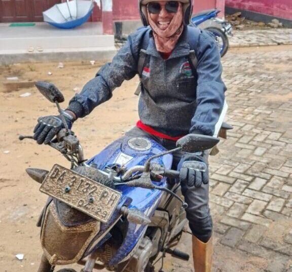 Pengabdian Tanpa Batas Kepala Sekolah SDN Batu Bahalang Jatuh dari Motor 1 WhatsApp Image 2025 07 30 at 08.24.14 1 576x1024 1