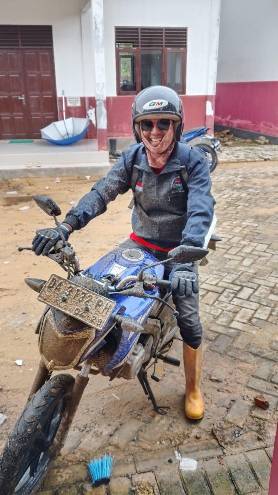 Pengabdian Tanpa Batas Kepala Sekolah SDN Batu Bahalang Jatuh dari Motor 2 WhatsApp Image 2025 07 30 at 08.24.14 1