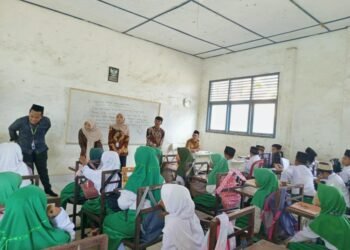 ebagai bentuk komunikasi awal, mahasiswa KKN UNUHA melakukan kunjungan resmi ke MI dan MTs Al-Munawar untuk menyerahkan surat izin serta menjalin sinergi dalam pelaksanaan program edukatif selama masa KKN.