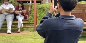 Mahasiswa KKN Unair mengambil gambar ulasan destinasi wisata Trawas