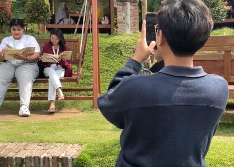 Eksplorasi Wisata Trawas: Mahasiswa KKN Hadirkan Review Destinasi di Desa Tamiajeng 1 Mahasiswa KKN Unair mengambil gambar ulasan destinasi wisata Trawas