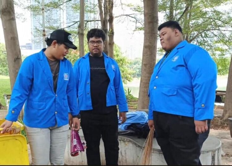 Aksi Sukarelawan Mahasiswa Universitas Bina Sarana Informatika: Ciptakan Lingkungan Taman Waduk Riario Bersih dan Asri 1 ak ad 1