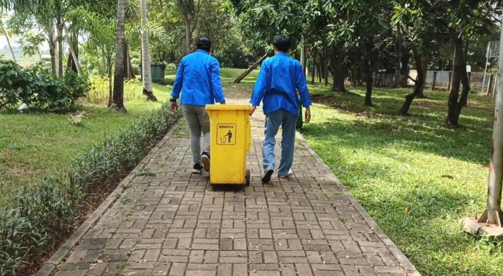 Aksi Sukarelawan Mahasiswa Universitas Bina Sarana Informatika: Ciptakan Lingkungan Taman Waduk Riario Bersih dan Asri 2 ak ad