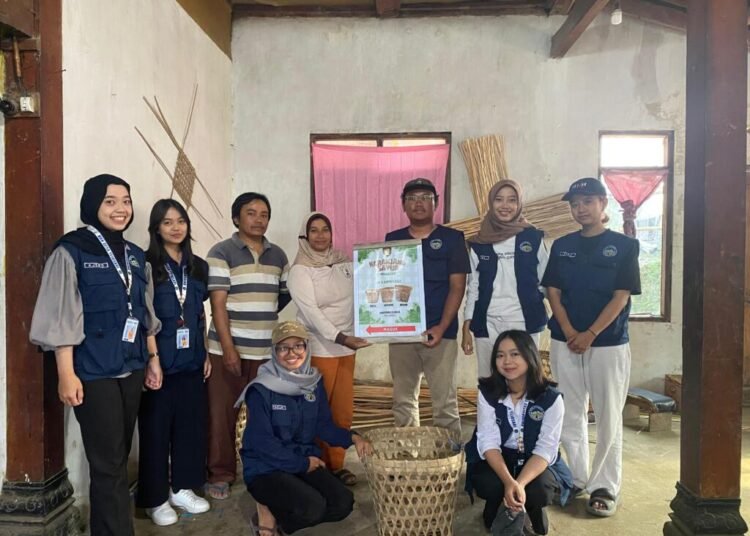 Pentingnya Identitas Produk dalam Menarik Konsumen: Mahasiswa KKN Kelompok 40 Universitas Tidar Membantu Branding UMKM Produk Kerajinan di Desa Tejosari 1 anyaman