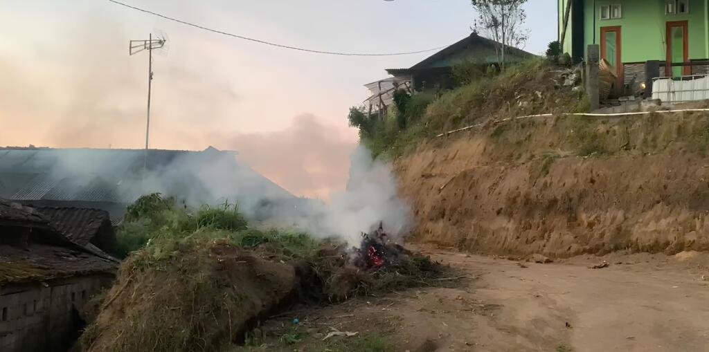 Tak Perlu Khawatir Asap Tebal Penyebab Polusi Udara : Mahasiswa KKN Kelompok 40 Universitas Tidar Membuat Tong Pembakaran Sampah Minim Asap 2 asap