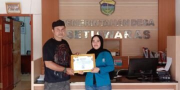 Serah terima Aplikasi Sipade oleh Perwakilan Mahasiswa Bina Sarana Informatika Kelompok Bismillah dengan desa Setiawaras Tasikmalaya