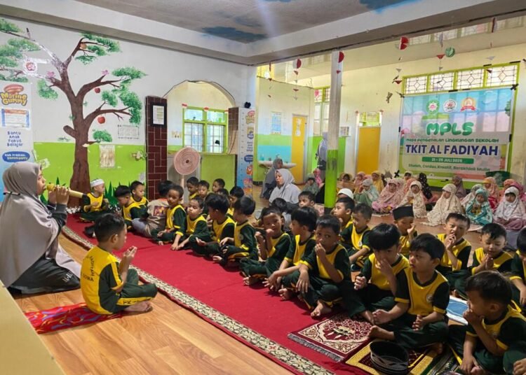 TK Islam Terpadu Al-Fadiyah Gelar Kegiatan “15 Menit Bersama Lingkungan Sekolah” Awali Hari dengan Merawat Tanaman dan Sholat Dhuha 1 dhuha