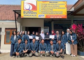 Dokumentasi : Mahasiswa KKN FIA UB Kelompok 44 memberikan pelatihan pencatatan keuangan kepada pengurus BUMDes Sidomulyo, Jabung (15/07/2025).