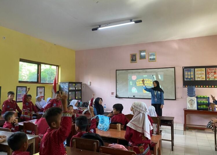 Mahasiswa Unair Kenalkan Literasi Finansial Sejak Dini Lewat Program EMAS x Tabung Kreasi di SDN Selotapak 1 emas