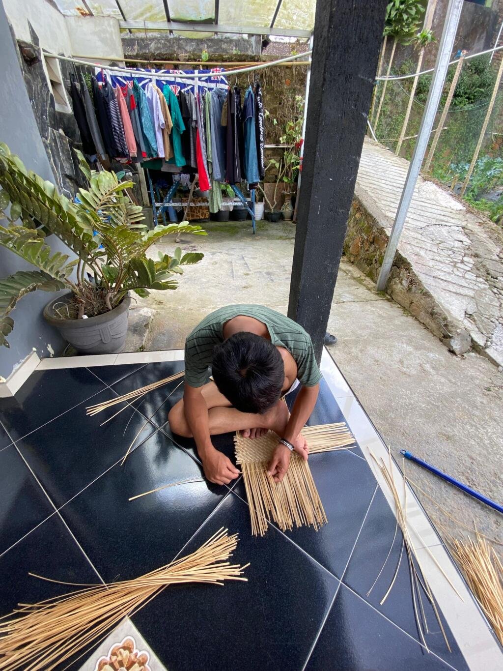 Pentingnya Identitas Produk dalam Menarik Konsumen: Mahasiswa KKN Kelompok 40 Universitas Tidar Membantu Branding UMKM Produk Kerajinan di Desa Tejosari 2 goro