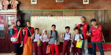 Mengasah kemampuan analisis anak-anak, melalui program kerja cerdas mengulas buku.