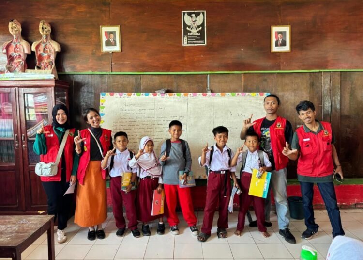 Mengasah kemampuan analisis anak-anak, melalui program kerja cerdas mengulas buku.