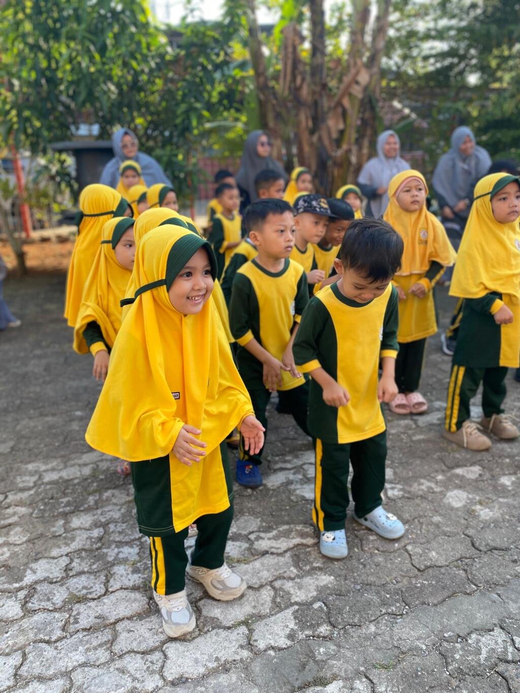 TK Islam Terpadu Al-Fadiyah Gelar Kegiatan “15 Menit Bersama Lingkungan Sekolah” Awali Hari dengan Merawat Tanaman dan Sholat Dhuha 2 senam