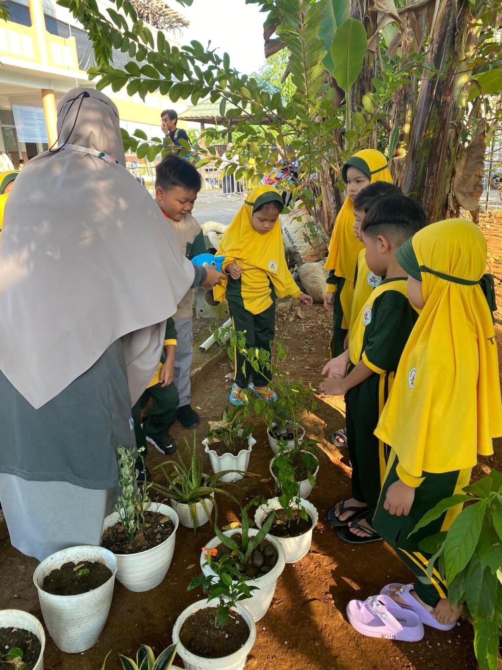 TK Islam Terpadu Al-Fadiyah Gelar Kegiatan “15 Menit Bersama Lingkungan Sekolah” Awali Hari dengan Merawat Tanaman dan Sholat Dhuha 3 siram bungan